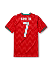 ポルトガル代表 2026 ワールドカップ ホーム オーセンティックユニフォーム フロント、レッドボディに波状トーナル柄、右胸にポルトガル連盟紋章、白のキャットロゴ、襟下にコンパスローズ意匠、ティールグリーン縁取りのVネックと袖口ライン、ULTRAWEAVE表記
