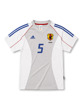 日本代表2002-04アウェイユニフォーム前面・ホワイト×グレーのパネル構成にブルーの2本ラインとレッドのパイピング、旧JFA八咫烏エンブレムとJAPAN表記、中央にブルーの背番号5