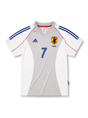 ライトグレーとホワイトの切り替え、ブルーの肩ライン、JFAエンブレム、背番号7を配した2002-04日本代表アウェイユニフォーム正面