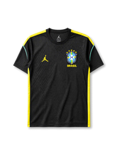 ブラジル代表2026ワールドカップ オーセンティックトレーニングシャツ正面、ブラック地にイエローショルダーライン、右胸にCBFエンブレムとBRASILロゴ、左胸にイエローのジャンプマンロゴ、両サイドに蛍光イエローパネル