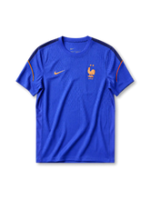 フランス代表2026ワールドカップ オーセンティックトレーニングシャツ正面、ロイヤルブルー地にネイビーショルダーパネル、右胸に2つ星FFF雄鶏エンブレム、左胸にゴールドオレンジのスウッシュ、袖にオレンジのカーブライン