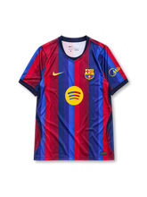 2026-27 FCバルセロナ ホームユニフォーム、ブルー×レッドの縦縞にSpotifyロゴ、クラブエンブレム、背面のBARÇA FOUNDATION表記を備えたデザイン。