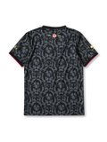 2024-25年イングランド代表ブラックTシャツ、ライオンヘッドの総柄、星付き代表エンブレム、ゴールド装飾入りデザイン。