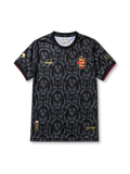 2024-25年イングランド代表ブラックTシャツ、ライオンヘッドの総柄、星付き代表エンブレム、ゴールド装飾入りデザイン。
