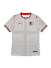 2026年イングランド代表Palaceコラボユニフォーム、ホワイトの十字柄、格子グラフィック、背面PALACE ENGLAND文字入りデザイン。