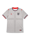 2026年イングランド代表Palaceコラボユニフォーム、ホワイトの十字柄、格子グラフィック、背面PALACE ENGLAND文字入りデザイン。