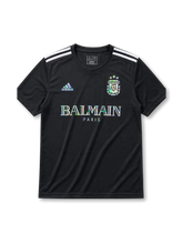 2026年アルゼンチン代表スペシャルエディションユニフォーム、ブラックボディにBALMAIN PARISの胸ロゴ、光沢感のあるAFAエンブレムとホワイトの肩ラインを備えたデザイン。