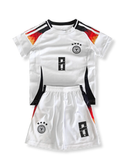 製品画像:ドイツ子供用ユニフォームセット全体図、クロース8番