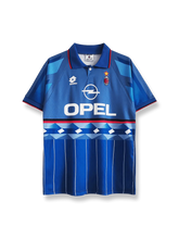 1995/96シーズンのACミランサードアウェイユニフォーム、パオロ・マルディーニ着用のクラシックサッカージャージ