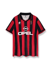 1995/96シーズンのACミランホームユニフォーム、パオロ・マルディーニ着用の伝統的サッカージャージ