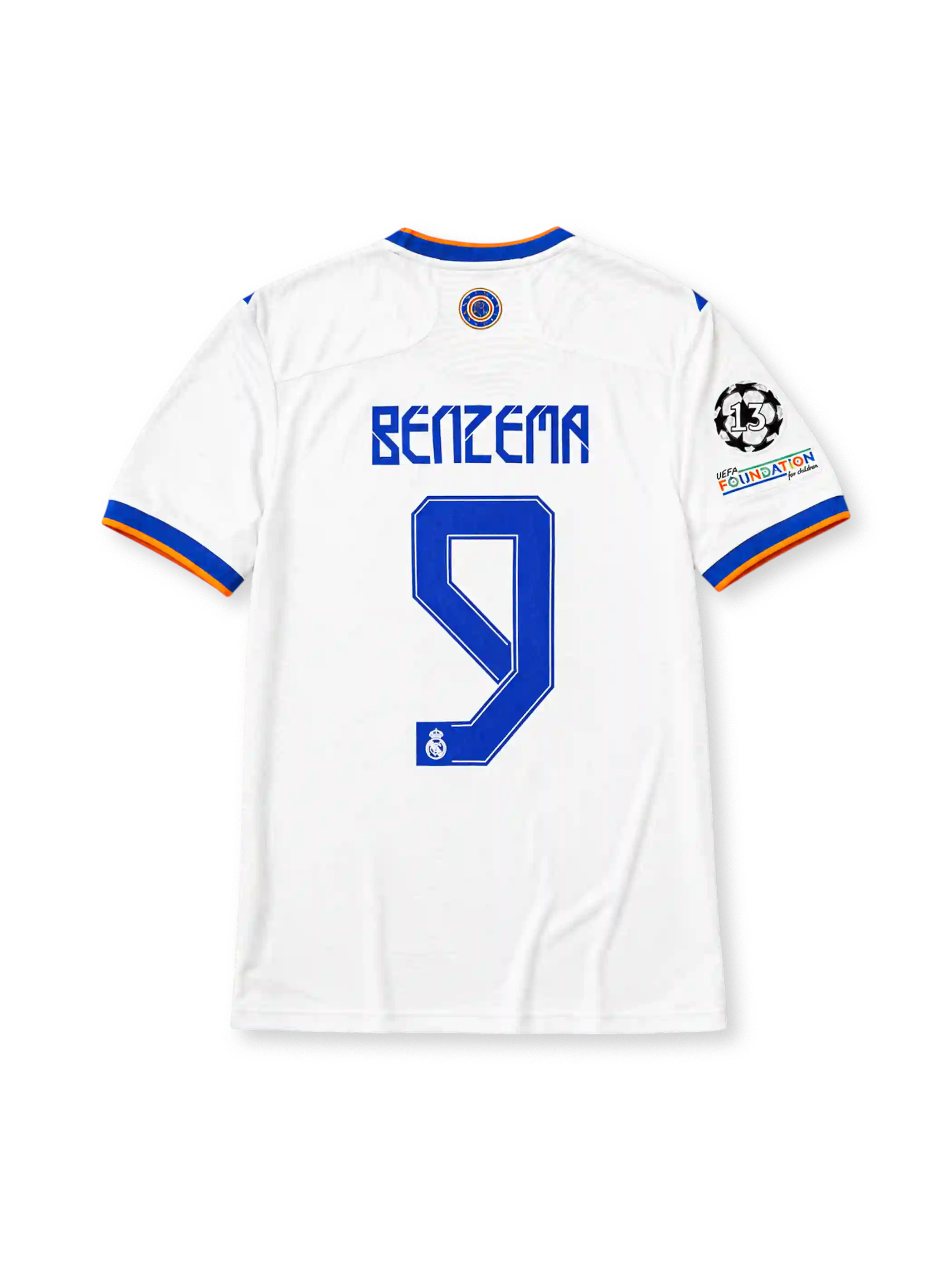 ホワイトベースにブルー×オレンジの襟と袖口ラインを配し、右袖にUEFAチャンピオンズリーグ13度優勝エンブレムとUEFAファウンデーションパッチを備え、背面にブルーのBENZEMAネームと9番、その下にレアル・マドリードのクラブエンブレムをあしらったレアル・マドリード2021-22ホームジャージ背面