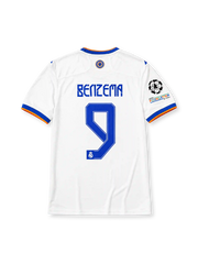 ホワイトベースにブルー×オレンジの襟と袖口ラインを配し、右袖にUEFAチャンピオンズリーグ13度優勝エンブレムとUEFAファウンデーションパッチを備え、背面にブルーのBENZEMAネームと9番、その下にレアル・マドリードのクラブエンブレムをあしらったレアル・マドリード2021-22ホームジャージ背面