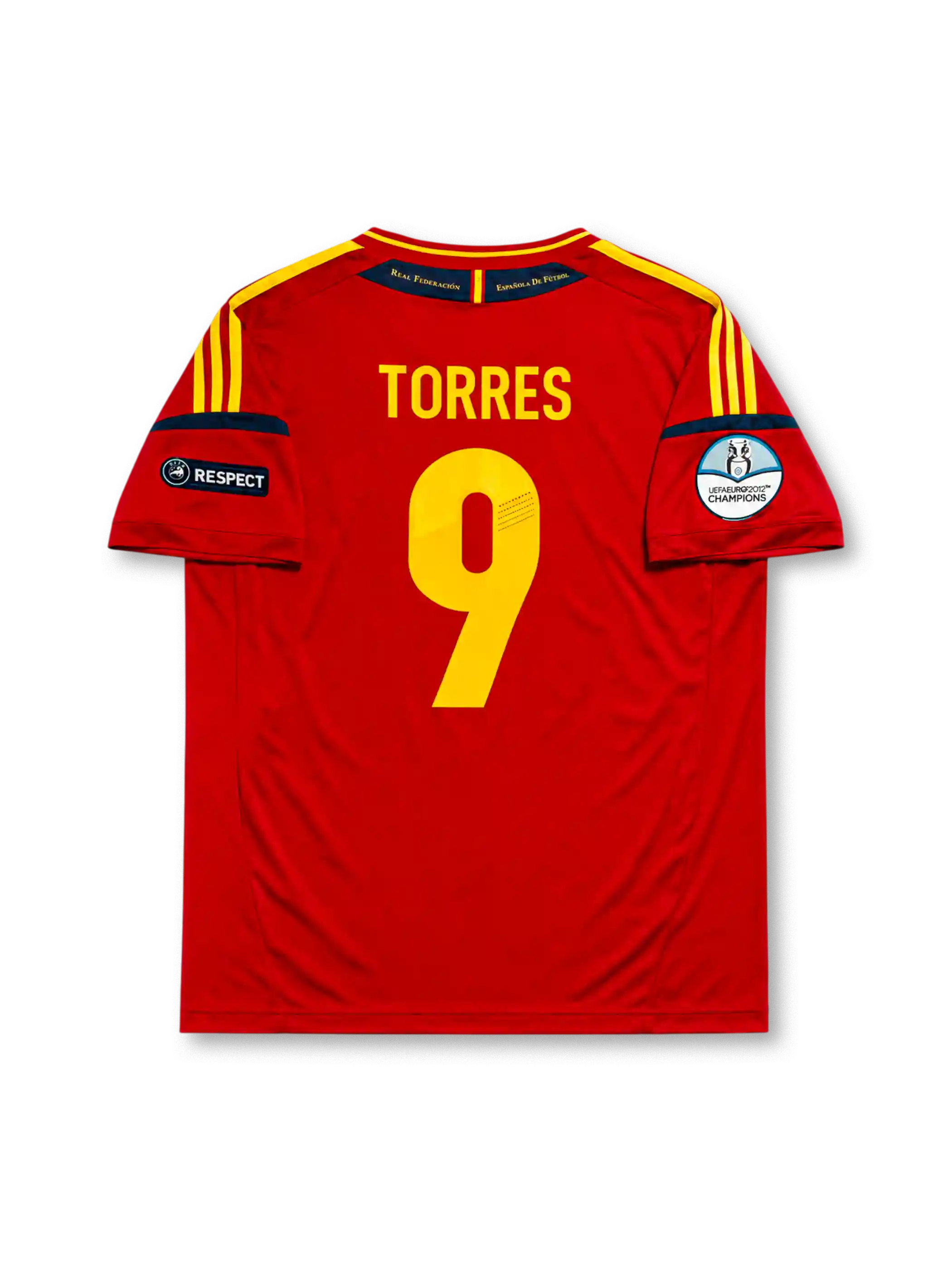 レッドベースに肩のイエロー3本ラインとネイビー袖口ラインを配し、胸にadidasロゴ、星付きスペインサッカー連盟エンブレム、イエローの9番、決勝戦カード(スペインvsイタリア 2012年7月1日キエフ)表記、左袖にUEFAユーロ2012優勝エンブレム、右袖にRESPECTパッチ、裾にCLIMACOOL表記を備えたスペイン代表2012ユーロ決勝記念ホームジャージ正面