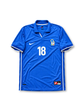 italy-1998-world-cup-home-jersey-18
Alt:ブルーベースにホワイトの襟ラインと両脇の縦ライン、Vネック仕様で、胸にナイキロゴ、星3つ付きイタリアサッカー連盟エンブレム、白抜きの18番を備えたイタリア代表1998ワールドカップホームジャージ正面