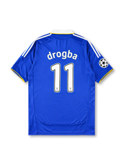 ブルーベースにホワイト襟とイエロー縁取り、両袖にホワイト3本ラインを配し、胸にadidasロゴ、UEFAチャンピオンズリーグ決勝モスクワ2008の大会表記、チェルシーFCのクラブエンブレム、中央にSAMSUNGスポンサーロゴ、左袖にチャンピオンズリーグエンブレムを備えたチェルシー2007-08チャンピオンズリーグ決勝記念ジャージ正面