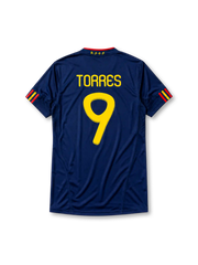 ネイビーベースに肩のイエロー×レッド2本ラインを配し、胸にadidasロゴ、イエローの9番、スペインサッカー連盟のクラブエンブレム、裾にCLIMACOOL表記を備えたスペイン代表2010ワールドカップアウェイジャージ正面