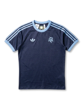 アルゼンチン代表×adidas Originals復刻ライフスタイルTシャツ正面・ネイビー、スカイブルー3本ストライプ袖・AFAヴィンテージ筆記体エンブレム・カラー裏太陽紋章ラベル