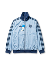 アルゼンチン代表×adidas Originals復刻トラックジャケット正面・スカイブルー×ネイビー、スカイブルーサテン×ネイビー3本ストライプ・AFAヴィンテージ筆記体エンブレム・ネイビーリブカラー・太リブ裾