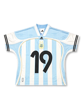 アルゼンチン代表 ブリングバック リミックス #19 ジャージ、スカイブルーとホワイトの縦ストライプ、AFAエンブレム、ブラックのスリーストライプ、前面19番プリント、背面AFAロゴ