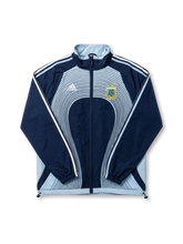 jacket-adidas-navy-front.webpアルゼンチン代表 2006 トラックジャケット adidas ネイビー 正面 — ネイビー×スカイブルー同心円ウェーブ、2つ星AFAゴールドエンブレム、ホワイト3ストライプ