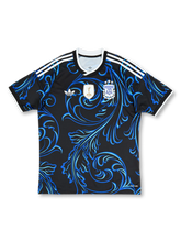 アルゼンチン代表 2026/27 アウェイジャージ Originalsトレフォイルエディション FIFA World Champions 2022パッチ レプリカ 正面 — ブラック×ブルーバロック唐草、ゴールドW杯パッチ、トレフォイルロゴ、3つ星AFAエンブレム