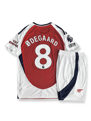 2024-25シーズンのアーセナルホームユニフォーム、オーデゴー8番着用、赤と白を基調としたシャツとパンツセット