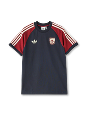 アーセナル×adidas Originals復刻ラグランライフスタイルTシャツ正面、ネイビー×レッドラグランスリーブ・クリームホワイト3本ストライプ・ヴィンテージArsenalエンブレム・背面ゴシック体テキスト