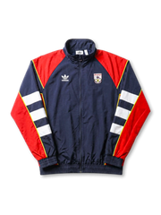 アーセナル adidas Originals 復刻トラックジャケット ネイビー/レッド — レッド肩パネルとホワイト・イエロー袖ストライプ、ヴィンテージ盾形エンブレムを配した復刻ライフスタイルライン