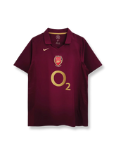 2005/06シーズンのアーセナルホームユニフォーム、ティエリ・アンリ着用のクラシックサッカージャージ