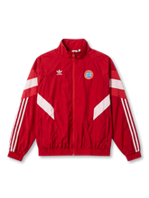 バイエルン・ミュンヘン adidas Originals 復刻トラックジャケット レッド — ホワイトシェブロンパネルと3ストライプ、ヴィンテージ円形エンブレムを配した復刻ライフスタイルライン