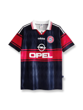 1997-99シーズンのバイエルン・ミュンヘンホームクラシックユニフォーム、オリバー・カーン着用の伝統的サッカージャージ