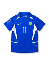 ブラジル代表2002アウェイジャージ正面、ロイヤルブルー地に白V字サイドパネル、CBF4つ星エンブレム、Nikeスウッシュ、左袖2002日韓W杯公式パッチ、胸番号11