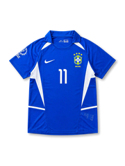 ブラジル代表2002アウェイジャージ正面、ロイヤルブルー地に白V字サイドパネル、CBF4つ星エンブレム、Nikeスウッシュ、左袖2002日韓W杯公式パッチ、胸番号11