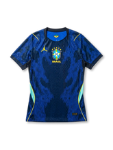 ブラジル代表 2026 アウェイ Authentic(選手着用仕様)ジャージ 前面 — ネイビー×ネイマーレ暗紋×ジャンプマンロゴ