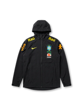 ブラジル代表Nikeトレーニングフーデッドジャケット正面・ブラック、CBFエンブレム・Itaúスポンサー・Guaraná・イエローNikeスウッシュ