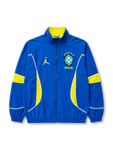 ブラジル代表 × Jordan コラボ アンセム トラックジャケット フロント(ロイヤルブルー+イエローカーブパネル+ジャンプマンロゴ+CBF五つ星エンブレム+立ち襟フルジップ)