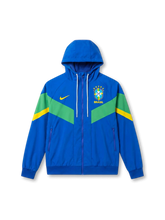 ブラジル代表 Nike ウィンドランナージャケット ロイヤルブルー — グリーン・イエローシェブロンパネルとCBF公式エンブレム刺繍を配した公式トレーニングライン