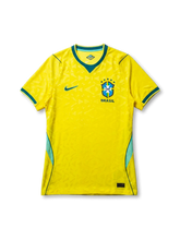 ブラジル代表 2026 ホームジャージ Authentic 正面 — カナリアイエロー×幾何学ジャカード、ターコイズパネル、5つ星CBFエンブレム