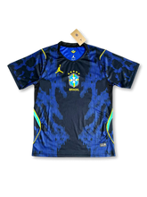 ブラジル代表 × Jordan Brand 2026 アウェイジャージ レプリカ 正面 — ブラック×ブルーストライプ、ジャガーグラフィック、ゴールドジャンプマン、CBFエンブレム、タグ付き