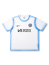 チェルシーFC 2024/25 ショートスリーブトレーニングトップ 前面 — ホワイト×ブルータイダイ×Infinite Athleteロゴ×チェルシーエンブレム