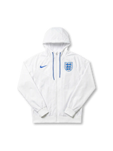 イングランド代表 Nike ウィンドランナージャケット ホワイト — ロイヤルブルーのスリーライオンズエンブレム刺繍を配したミニマルな公式トレーニングライン