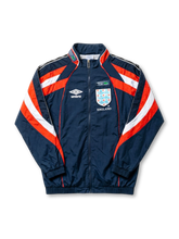 イングランド代表 Umbro ヴィンテージトラックジャケット ネイビー 1990年代 — 赤白シェブロンパネルとスリーライオンズ刺繍、Green Flagスポンサーパッチを備えたオリジナルヴィンテージ