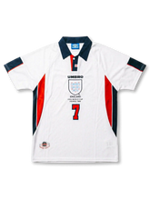 イングランド代表 1998年W杯 ホームジャージ 背面 — BECKHAM 7番×UMBROネックタグ×ネイビー袖パネル