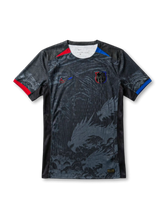FCバルセロナ ブラックドラゴン スペシャルエディション 正面 — ブラック×龍波濤グラフィック、赤青肩差し色、FCBエンブレム、ゴールド認証バッジ