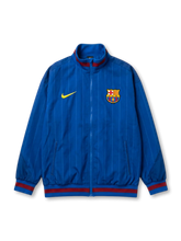 FCバルセロナ Nike ピンストライプトラックジャケット ロイヤルブルー — トーン・オン・トーン縦縞とグラナリブトリム、イエロースウッシュ・盾形エンブレムを配した公式トレーニングライン