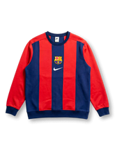 FCバルセロナ Nike Sportswear ストライプクルーネックスウェット正面、レッド×ネイビー太縦ストライプ・FCBエンブレム・Nikeスウッシュ中央配置