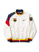 FCバルセロナ トラックジャケット Nike 1990年代 ヴィンテージ 正面 — ホワイト×ネイビー×レッドシェブロン、FCBエンブレム、Nikeスウッシュ、CAMP NOUパッチ