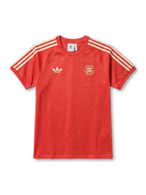 FCバイエルン・ミュンヘン×adidas Originals復刻ライフスタイルTシャツ正面、バイエルンレッド×クリームホワイト3本ストライプ袖・ヴィンテージ丸型エンブレム・背面BAYERN MÜNCHENアーチテキスト