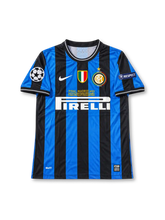インテル・ミラノ 2009/10シーズン UEFAチャンピオンズリーグ決勝マドリード大会 ホームユニフォーム ミリート22番 Nike製ブルー×ブラックの縦ストライプ Pirelliスポンサーロゴ入りサッカージャージ