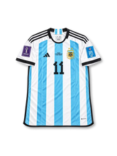 アルゼンチン代表 2022年FIFAワールドカップ カタール大会 ホームユニフォーム ディ・マリア11番 adidas製ホワイト×スカイブルーの縦ストライプ ブラックのスリーストライプス入りサッカージャージ